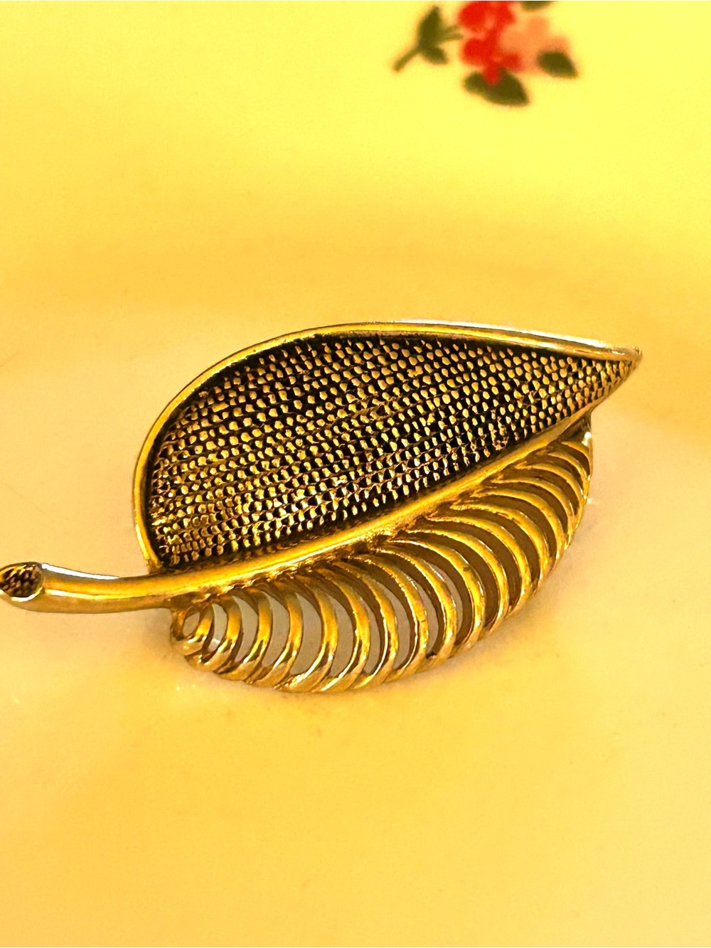 Vintage Gold Leaf Brooch Pin - Elegant Women’s Jewelry
